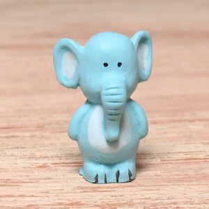Miniatuur speelgoed olifant voor het poppenhuis