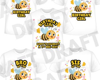 Op de afbeelding: Vijf witte t-shirts met een cartoon bijenafbeelding met gele en zwarte strepen, blauwe vleugels en bloemaccenten. De shirts tonen teksten zoals Mom, Dad, Bro, Sis of the Birthday Girl en Happy to Celebrate a 1st Bee-Day.
