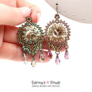 Puede incluir: Un par de pendientes de cuentas con un diseño circular y gotas de cristal. Los pendientes son en tonos verdes, marrones y rosas.