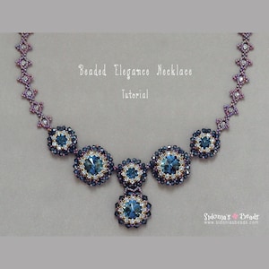 Puede incluir: Un collar de cuentas con un colgante central y cinco colgantes redondos más pequeños. El collar está hecho con cuentas pequeñas, transparentes e iridiscentes en tonos morados y azules. El collar se llama "Beaded Elegance Necklace Tutorial" y es del sitio web "Sidonia's Beads".