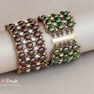 Puede incluir: Dos pulseras de cuentas, una marrón con cristales transparentes y otra verde con detalles dorados. Las pulseras están apiladas sobre una superficie marrón claro.