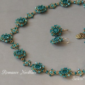 Pu&ograve; includere: Un set di gioielli fatti a mano con collana e orecchini. La collana e gli orecchini sono adornati con perline turchesi e dorate, creando un motivo floreale. Il testo "Blooming Romance Necklace tutorial" &egrave; visibile.
