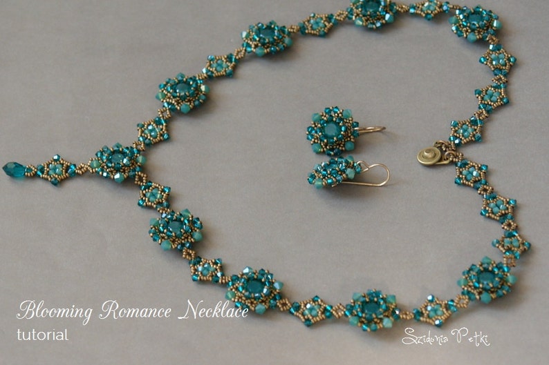 Pu&ograve; includere: Un set di gioielli fatti a mano con collana e orecchini. La collana e gli orecchini sono adornati con perline turchesi e dorate, creando un motivo floreale. Il testo "Blooming Romance Necklace tutorial" &egrave; visibile.
