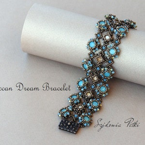 K&ouml;nnte beinhalten: Ein blaues und silbernes Perlenarmband mit geometrischem Muster. Das Armband hei&szlig;t "Moroccan Dream Bracelet" und die Designerin ist "Szidonia Petki".