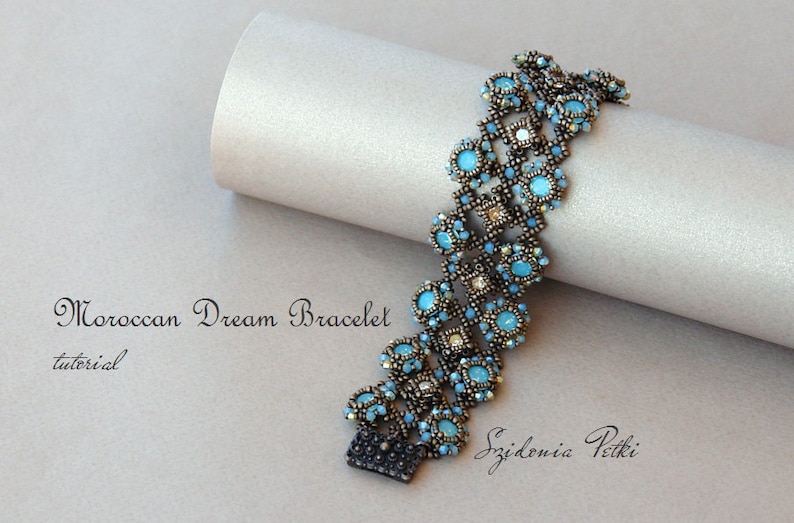 K&ouml;nnte beinhalten: Ein blaues und silbernes Perlenarmband mit geometrischem Muster. Das Armband hei&szlig;t "Moroccan Dream Bracelet" und die Designerin ist "Szidonia Petki".