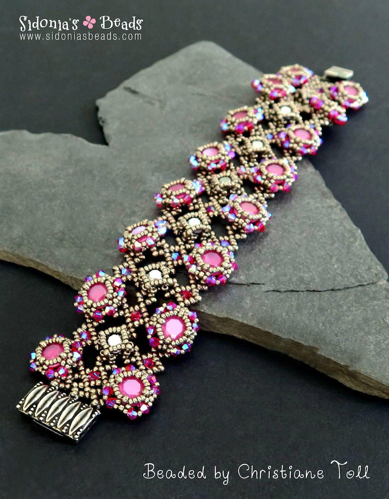 K&ouml;nnte beinhalten: Ein rosafarbenes und silbernes Armband mit einem silbernen Verschluss. Das Armband ist aus kleinen runden Perlen gefertigt und hat ein geometrisches Muster. "Beaded by Christiane Toll" steht unter dem Armband.