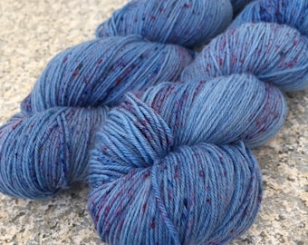 Handgefärbte Sockenwolle, blau gesprenkelt mit rot, blau und petrol, SW Merinowolle mit Nylon, Strange Rain, Strange Rain, handgefärbt, auf Bestellung