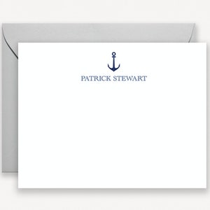 Könnte beinhalten: Eine weiße Briefkarte mit einem dunkelblauen Anker und dem Text "PATRICK STEWART" in Blau.