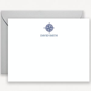 Könnte beinhalten: Eine weiße Briefkarte mit einem blauen Kompass-Design und dem Text "DAVID SMITH" in blau gedruckt.