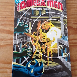Può includere: Una copertina di fumetto che presenta un gruppo di personaggi dalla pelle gialla con occhi luminosi, in piedi in una cella di prigione. La copertina è intitolata "The Omega Men" con il logo DC Comics in alto a sinistra. La copertina include anche il testo "Roger Slifer & Tod Smith".