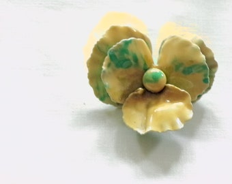 Vintage Brosche Pin Porzellan gelb Blume sehr guten Zustand