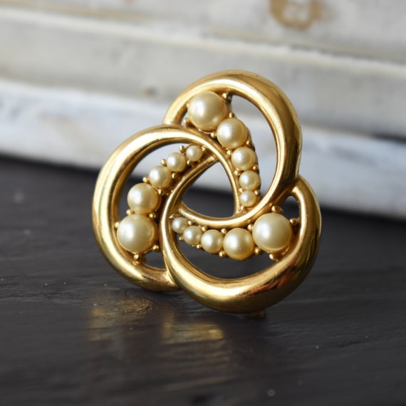 Vintage Trifari gold pearl brooch Gift for women - image 7