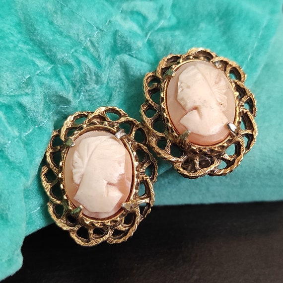 Vintage Florenza cameo earring Ugly cameo clip on… - image 2