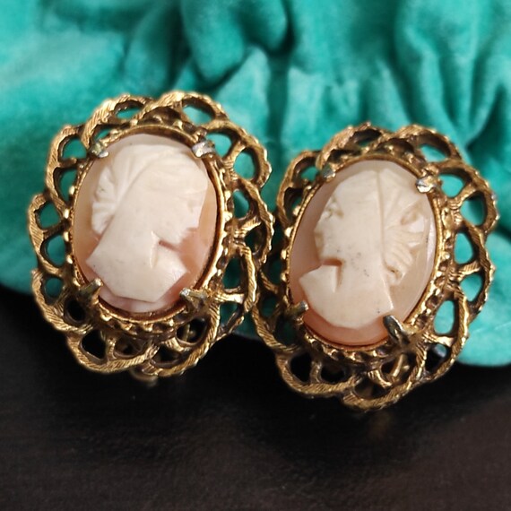 Vintage Florenza cameo earring Ugly cameo clip on… - image 5