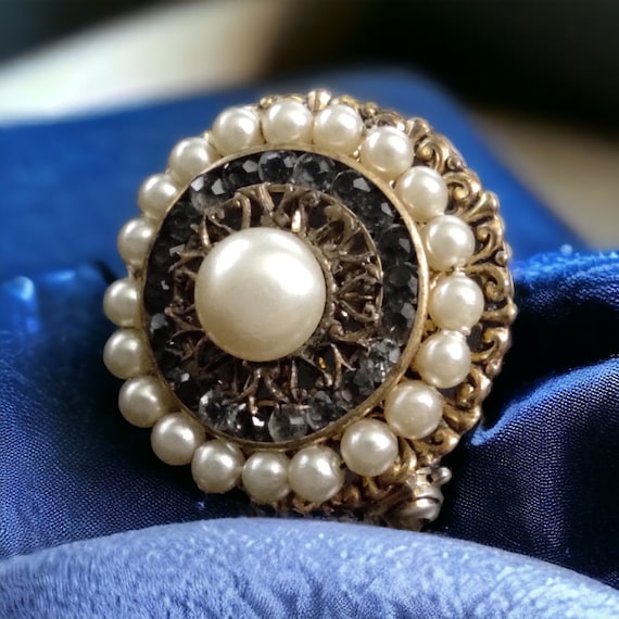 VNTG Victorian pearl brooch Round crystal pin Ant… - image 1