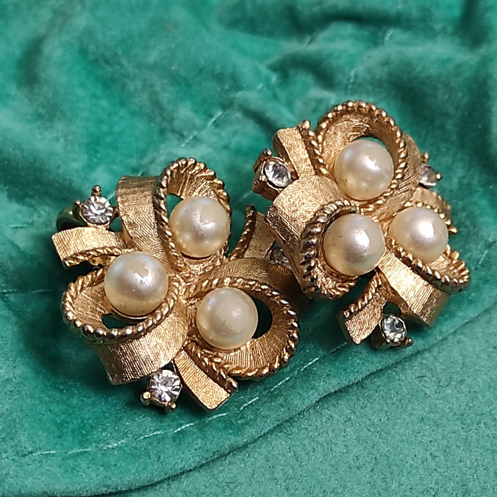◆VINTAGE HOLLYWOOD◆ Petal Ribbon Earrings VH2435EA006M Leverback Vintage Oak Leaf Earrings – Chadds Ford Jewelry