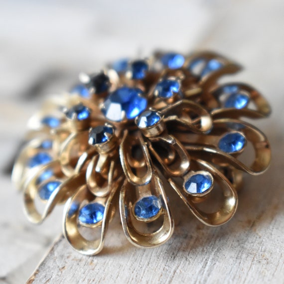 Vintage blue rhinestones brooch Round gold pin La… - image 5