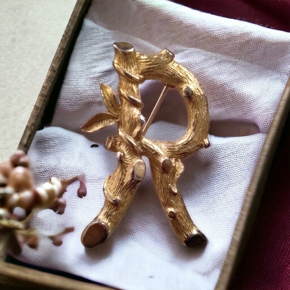 VNTG Gold letter R Sara Coventry brooch 60s Bamboo