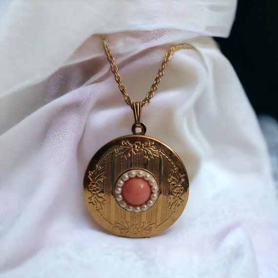 VNTG Gold Avon locket Round 2 picture locket neck… - image 5