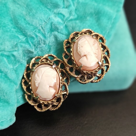Vintage Florenza cameo earring Ugly cameo clip on… - image 1