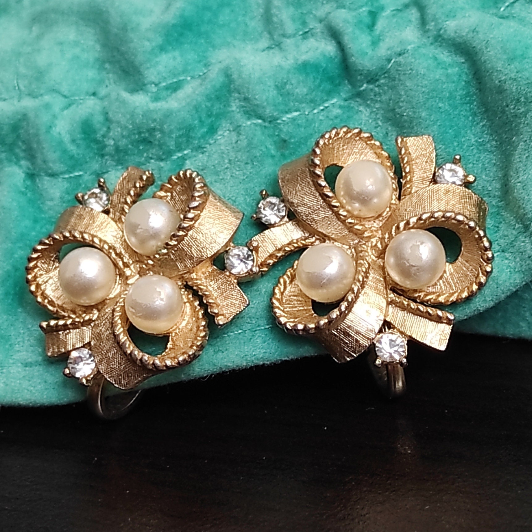 Crown Trifari Gold Ribbon Flower Clips Glamorous Earrings