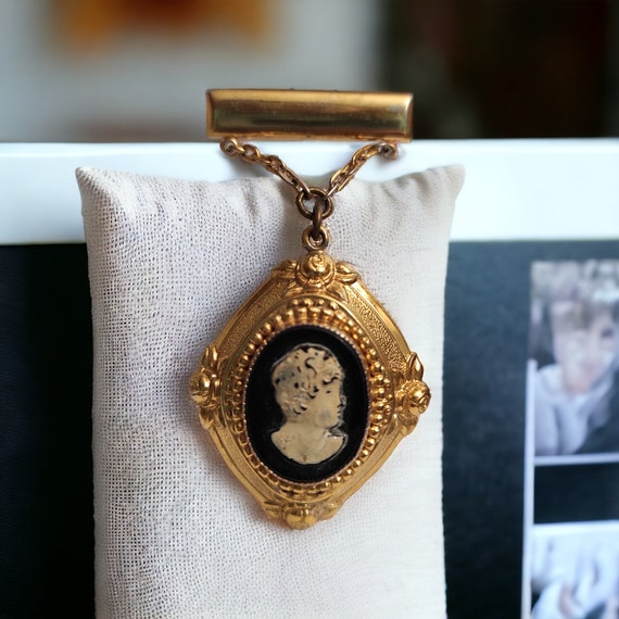 Black Cameo Victorian locket brooch 2 picture pin Gold tone Sentimental gift Family memory locket Birthday Valentines Small gift for friend View 3