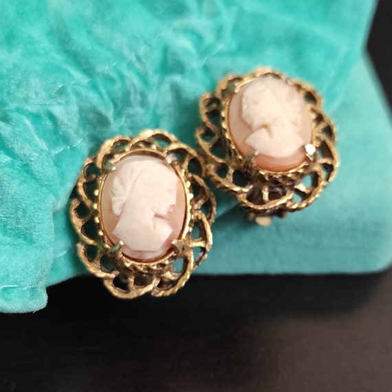 Vintage Florenza cameo earring Ugly cameo clip on… - image 3