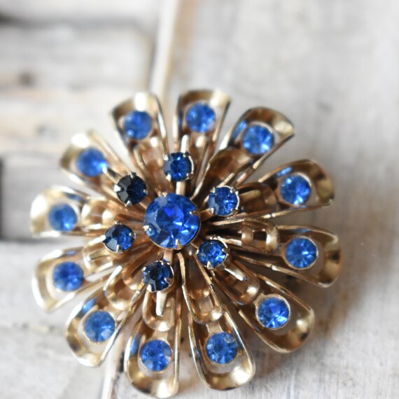 Vintage blue rhinestones brooch Round gold pin La… - image 4