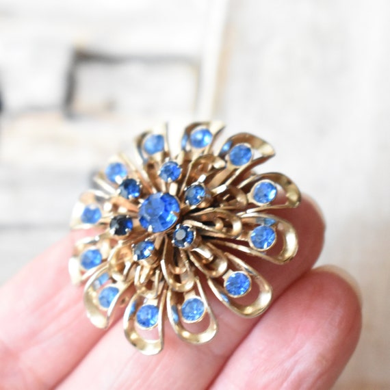 Vintage blue rhinestones brooch Round gold pin La… - image 3