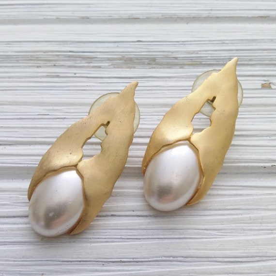 Flat pearl earrings Vintage modernist earrings Sig