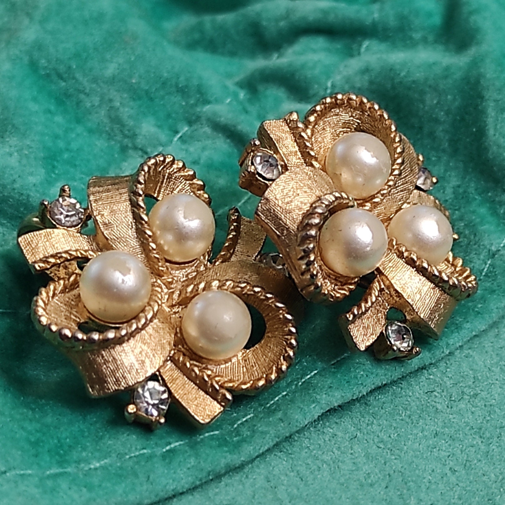 Trifari Golden metal and faux pearls with small rhinestones