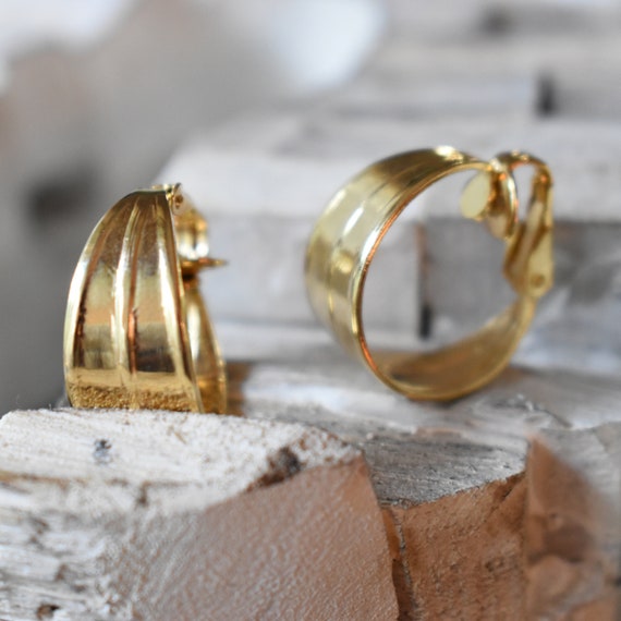 Vintage wide hoop clip earrings Gold metal huggie… - image 3