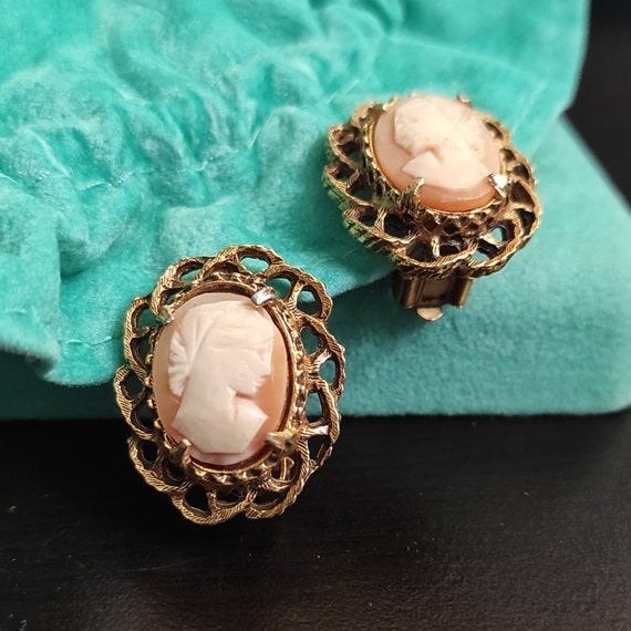 Vintage Florenza cameo earring Ugly cameo clip on… - image 4