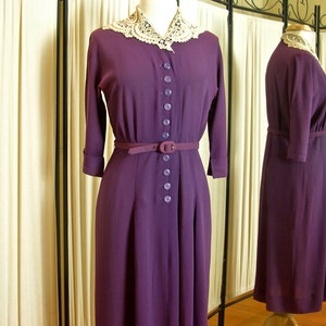 Vintage 1940&#39;s day dress, purple crepe, ecru lace collar, front button closure, 3/4 length raglan sleeves, self fabric belt, size M.