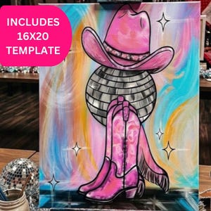 Pode incluir: Uma pintura vibrante com um chapéu de cowboy rosa, uma bola de discoteca e botas de cowboy rosa. O fundo tem um design abstrato colorido com o texto "INCLUDES 16X20 TEMPLATE" em um círculo rosa. Tela.