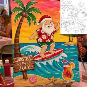 Könnte beinhalten: Ein buntes Gemälde vom Weihnachtsmann, der auf einem rot-weißen Surfbrett im Ozean surft. Ein Holzschild trägt die Aufschrift CHRISTMAS IN JULY. Ein tropisches Getränk mit Hibiskusblüte und Orangenscheibe steht am Sandstrand neben einer Muschel.