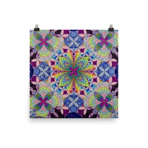 Può includere: Un mandala geometrico colorato con un motivo ripetitivo di cerchi, fiori e linee. Il mandala è in tonalità di rosa, blu, verde, giallo e viola.