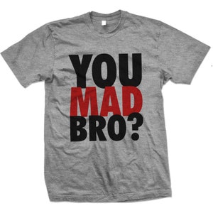 Puede incluir: Una camiseta gris con el texto "YOU MAD BRO?" impreso en negro y rojo.