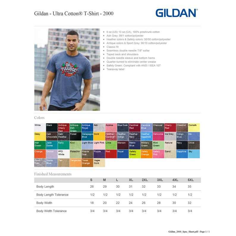 Op de afbeelding: Een Gildan Ultra Cotton T-Shirt in een hemelsblauwe kleur met de tekst "Oh FUUUDGE!" bedrukt op de voorkant. Het shirt heeft een klassieke pasvorm en een afritsbaar label. De afbeelding toont ook een kleurenkaart met verschillende kleuren die beschikbaar zijn voor het shirt.