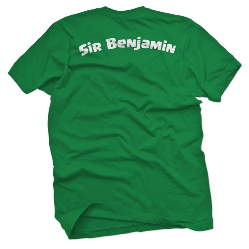 Może przedstawiać: Zielony T-shirt z nadrukiem "Sir Benjamin" w kolorze białym na plecach.