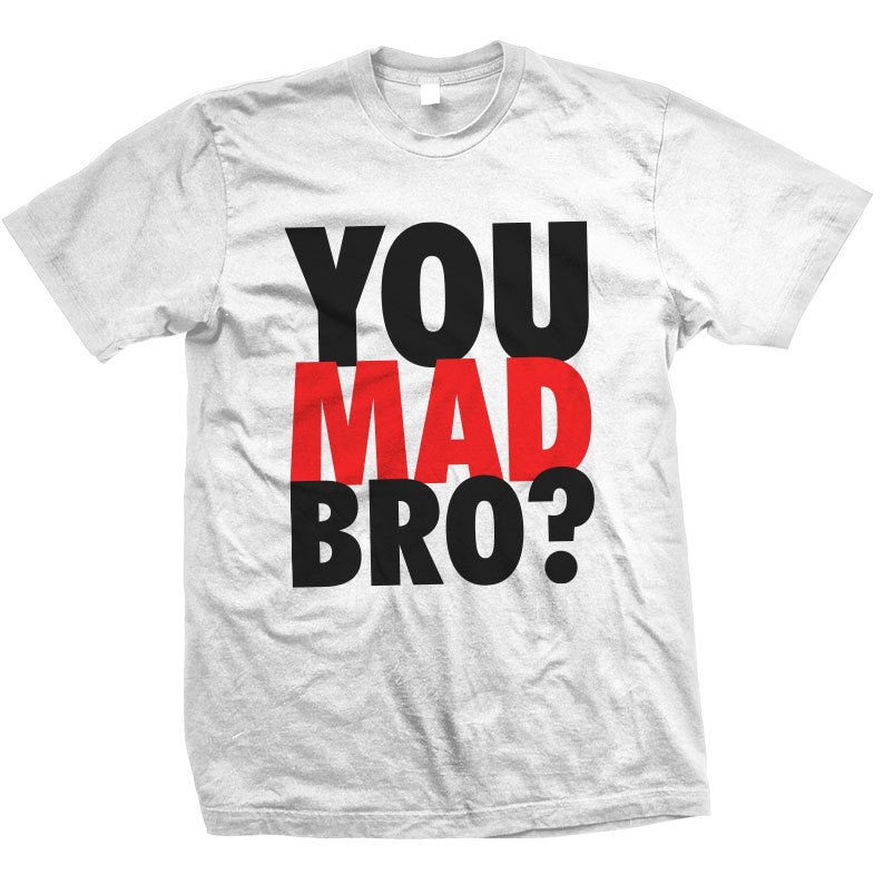 Puede incluir: Camiseta blanca con el texto "YOU MAD BRO?" en letras negras y rojas.