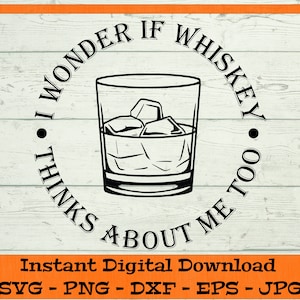 Pu&ograve; includere: Grafica in bianco e nero di un bicchiere di whisky con cubetti di ghiaccio. Il testo intorno al bicchiere dice "Mi chiedo se il whisky pensa anche a me."