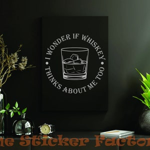 Pu&ograve; includere: Grafica in bianco e nero su sfondo nero con un bicchiere di whisky e il testo "Mi chiedo se il whisky pensa anche a me."