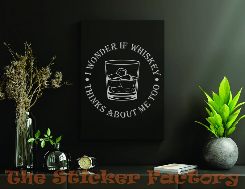 Pu&ograve; includere: Grafica in bianco e nero su sfondo nero con un bicchiere di whisky e il testo "Mi chiedo se il whisky pensa anche a me."