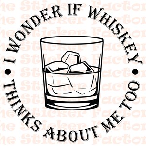 Pu&ograve; includere: Illustrazione in bianco e nero di un bicchiere di whisky con cubetti di ghiaccio. Il testo intorno al bicchiere dice "Mi chiedo se il whisky pensa anche a me."