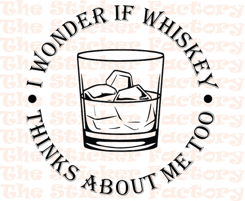 Pu&ograve; includere: Illustrazione in bianco e nero di un bicchiere di whisky con cubetti di ghiaccio. Il testo intorno al bicchiere dice "Mi chiedo se il whisky pensa anche a me."
