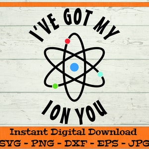 Puede incluir: Un diseño gráfico en blanco y negro con el texto "I've got my ion you" y un átomo estilizado con círculos rojos, azules y verdes.