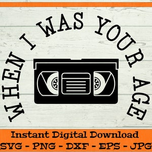 Puede incluir: Un diseño gráfico en blanco y negro con el texto "Yo tenía tu edad cuando" y "edad" escrito en un círculo alrededor de una imagen en blanco y negro de una cinta de cassette VHS.