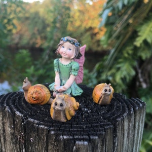 One Fairy Garden Snail, Miniature Snail, Miniature Fairy Garden Accessory, Fairy Pets, Tiny Snail Figurine