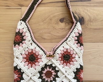 Sac bandoulière carré grand-mère au crochet